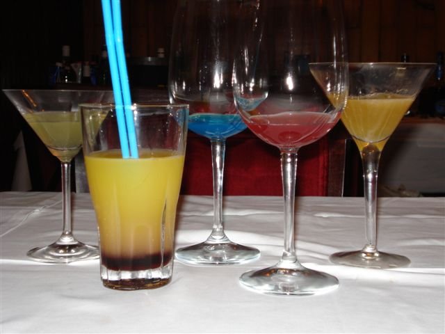 Koktejli od leve proti desni: Sidecar, Tequila Sunrise, Blue Lady, Cosmopolitan, Amaretto Sour.